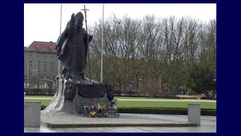 Pomnik Jana Pawła II na Jasnych Błoniach